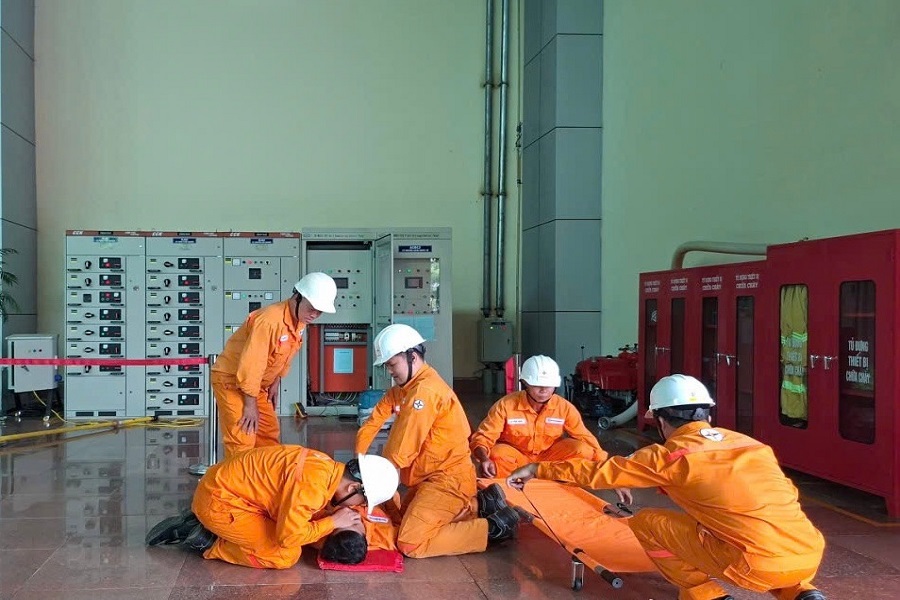 Diễn tập tình huống sơ cấp cứu khi phát hiện cán bộ công nhân viên bị tai nạn điện giật Diễn tập tình huống sơ cấp cứu khi phát hiện cán bộ công nhân viên bị tai nạn điện giật