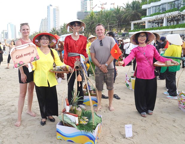Những gánh hàng rong mộc mạc đã thu hút người dân và khách thập phương. Những gánh hàng rong mộc mạc đã thu hút người dân và khách thập phương.
