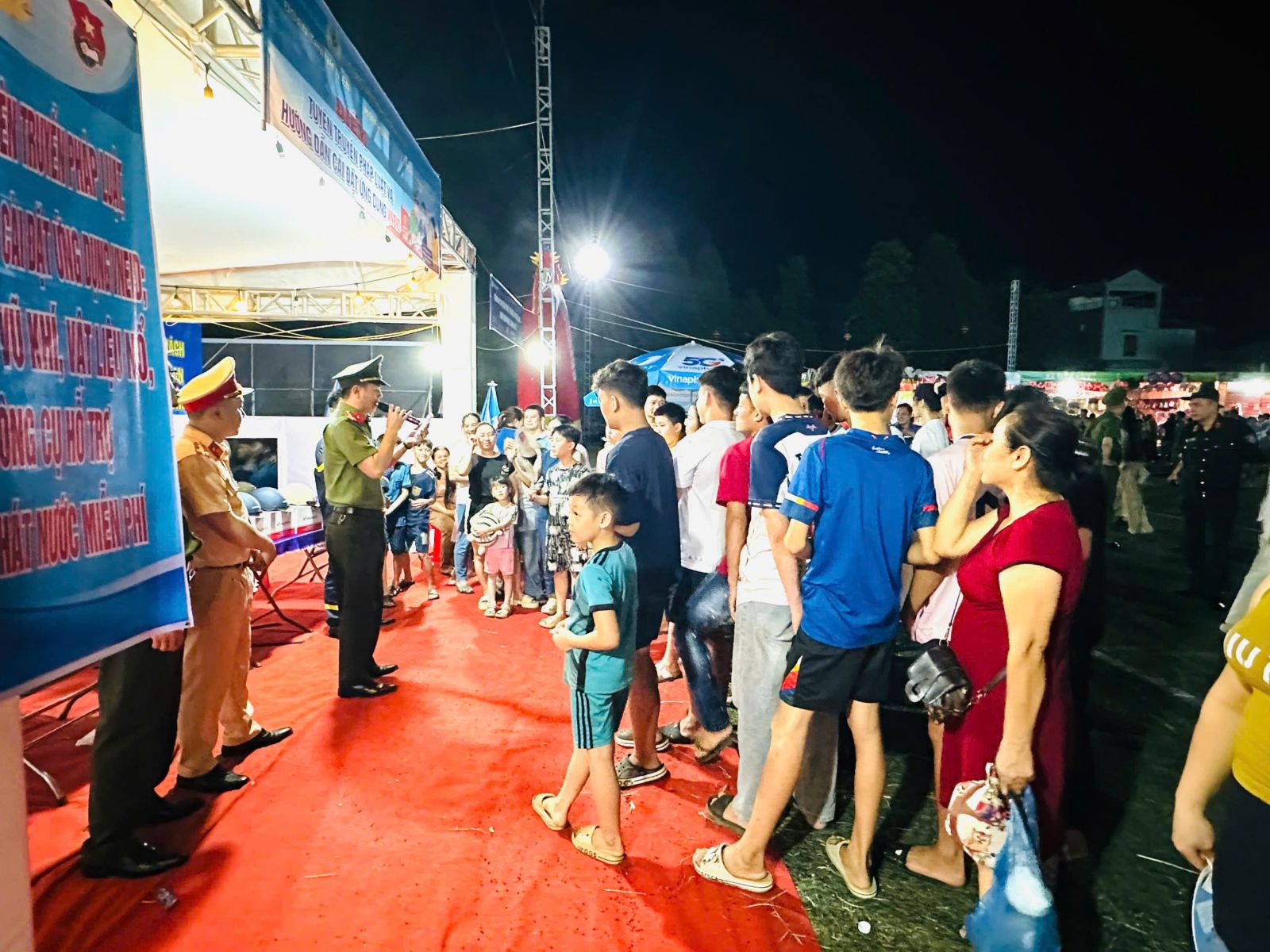 Ban Thanh niên Công an tỉnh Thanh Hóa đẩy mạnh tuyên truyền, phổ biến pháp luật đến người dân thông qua nhiều hình thức trực quan, sinh động tại Liên hoan. Ban Thanh niên Công an tỉnh Thanh Hóa đẩy mạnh tuyên truyền, phổ biến pháp luật đến người dân thông qua nhiều hình thức trực quan, sinh động tại Liên hoan.
