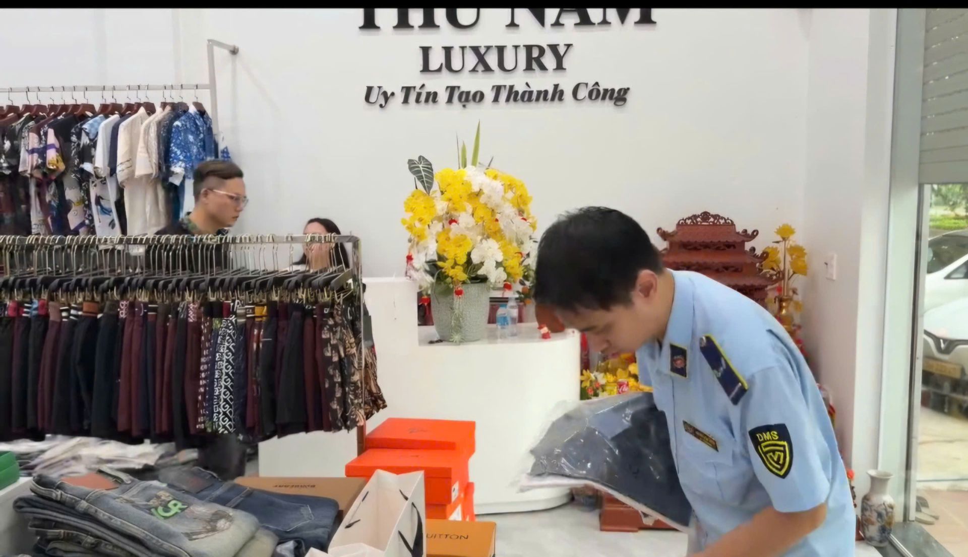 Hà Nội phát hiện gần 1.800 sản phẩm thời trang nghi giả mạo nhãn hiệu nổi tiếng
