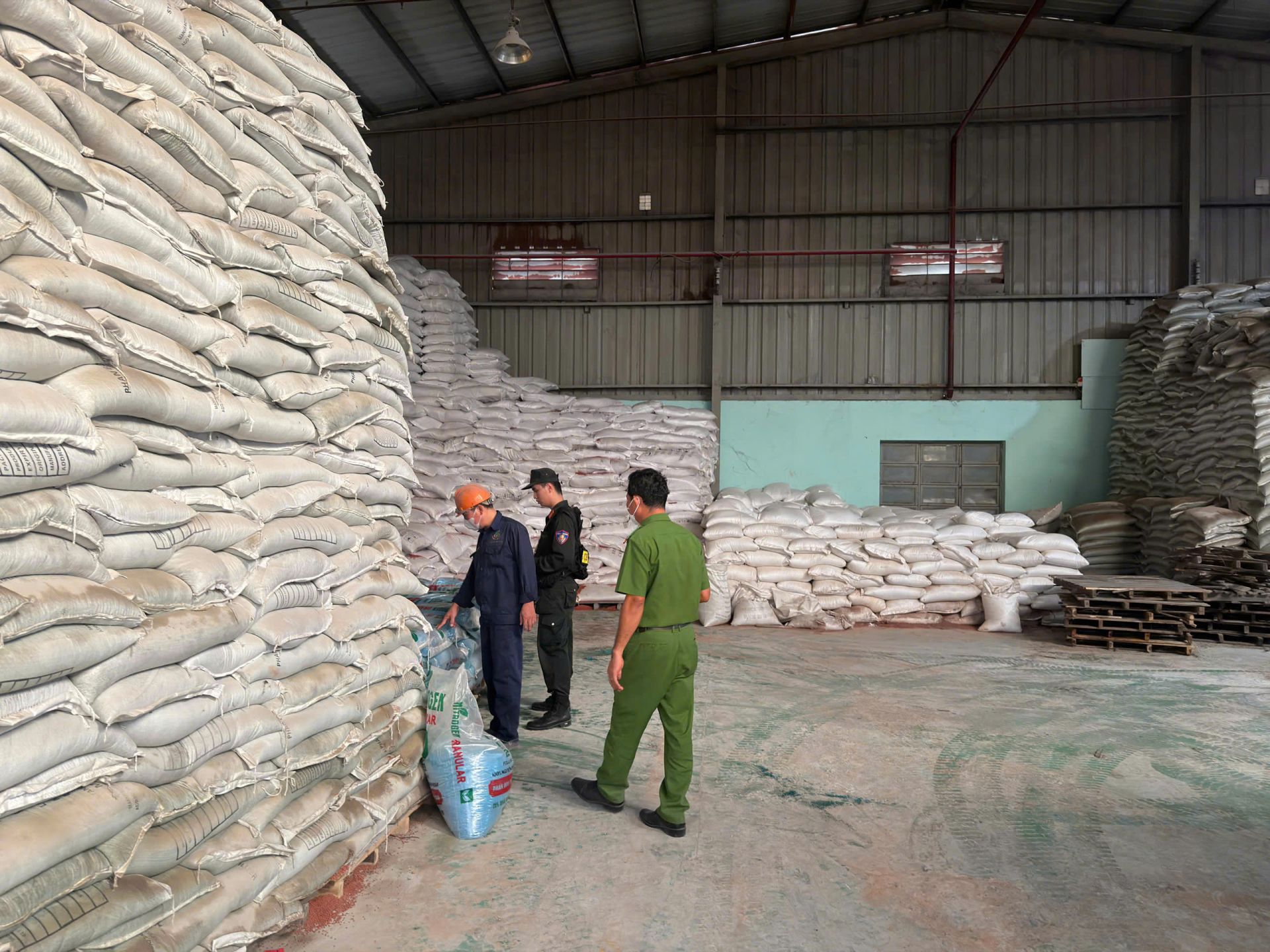 Lực lượng chức năng kiểm tra điểm tập kết h&agrave;ng h&oacute;a