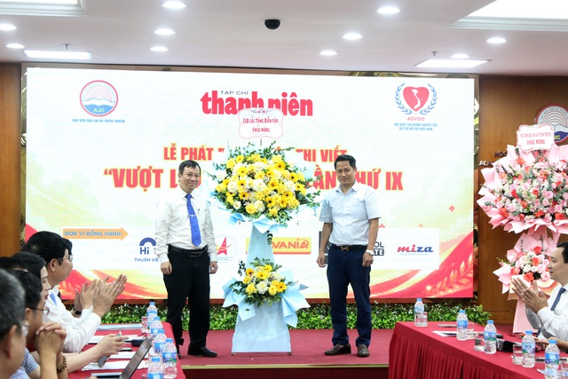 Đại diện CLB các Tổng biên tập chúc mừng cuộc thi viết "Vượt lên số phận" lần thứ IX Đại diện CLB các Tổng biên tập chúc mừng cuộc thi viết "Vượt lên số phận" lần thứ IX