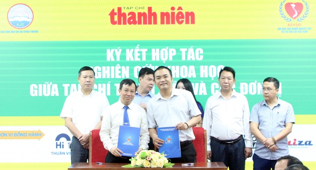 Nhà báo Nguyễn Toàn Thắng, Tổng biên tập Tạp chí Thanh niên ký kết hợp tác với TS Nguyễn Hoàng Giang, Trưởng khoa Triết học Trường Đại học Khoa học XHNV, ĐH Quốc gia Hà Nội Nhà báo Nguyễn Toàn Thắng, Tổng biên tập Tạp chí Thanh niên ký kết hợp tác với TS Nguyễn Hoàng Giang, Trưởng khoa Triết học Trường Đại học Khoa học XHNV, ĐH Quốc gia Hà Nội