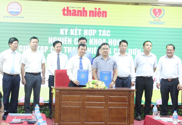 Nhà báo Nguyễn Toàn Thắng, Tổng biên tập Tạp chí Thanh niên ký kết hợp tác với PGS.TS Trần Hải Minh, Phó Trưởng khoa Triết học, Học viện Báo chí và Tuyên truyền Nhà báo Nguyễn Toàn Thắng, Tổng biên tập Tạp chí Thanh niên ký kết hợp tác với PGS.TS Trần Hải Minh, Phó Trưởng khoa Triết học, Học viện Báo chí và Tuyên truyền