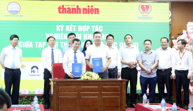Nhà báo Nguyễn Toàn Thắng, Tổng biên tập Tạp chí Thanh niên ký kết hợp tác với PGS.TS Phạm Việt Thắng, Trưởng khoa Lý luận Chính trị & Giáo dục công dân Trường Đại học sư phạm Hà Nội Nhà báo Nguyễn Toàn Thắng, Tổng biên tập Tạp chí Thanh niên ký kết hợp tác với PGS.TS Phạm Việt Thắng, Trưởng khoa Lý luận Chính trị & Giáo dục công dân Trường Đại học sư phạm Hà Nội