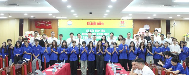 Các đồng chí lãnh đạo, Ban tổ chức, đại biểu và sinh viên chụp ảnh lưu niệm Các đồng chí lãnh đạo, Ban tổ chức, đại biểu và sinh viên chụp ảnh lưu niệm