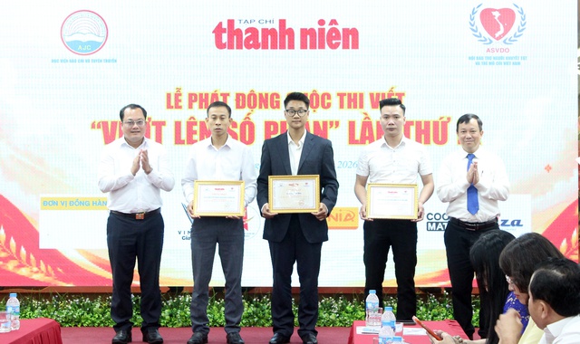 Đồng chí Vũ Văn Chúc, Phó trưởng ban Công tác Đoàn và Nhà báo Nguyễn Toàn Thắng, Trưởng Ban tổ chức cuộc thi trao chứng nhận các đơn vị đồng hành Đồng chí Vũ Văn Chúc, Phó trưởng ban Công tác Đoàn và Nhà báo Nguyễn Toàn Thắng, Trưởng Ban tổ chức cuộc thi trao chứng nhận các đơn vị đồng hành