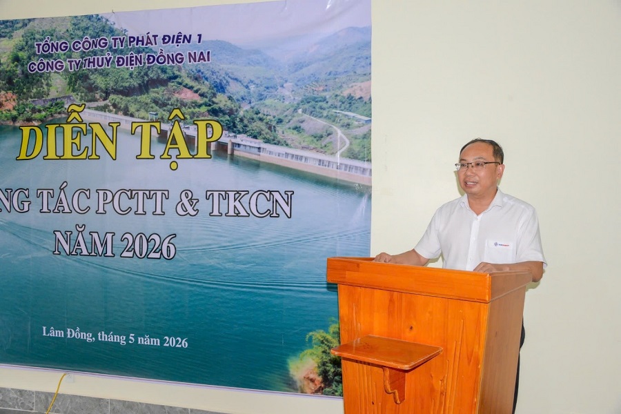 Ông Hồ Sĩ Hưng - Phó Giám đốc, Phó Trưởng ban thường trực Ban Chỉ huy Phòng thủ dân sự Công ty phát biểu chỉ đạo tại buổi diễn tập Ông Hồ Sĩ Hưng - Phó Giám đốc, Phó Trưởng ban thường trực Ban Chỉ huy Phòng thủ dân sự Công ty phát biểu chỉ đạo tại buổi diễn tập
