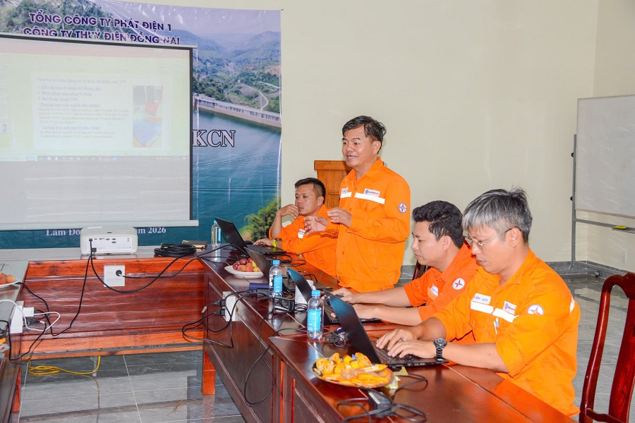 Ông Lê Văn Luận – Quản đốc Phân xưởng Vận hành, Ủy viên Ban chỉ huy PTDS Công ty – trình bày tình huống diễn tập giả định tại buổi diễn tập Ông Lê Văn Luận – Quản đốc Phân xưởng Vận hành, Ủy viên Ban chỉ huy PTDS Công ty – trình bày tình huống diễn tập giả định tại buổi diễn tập