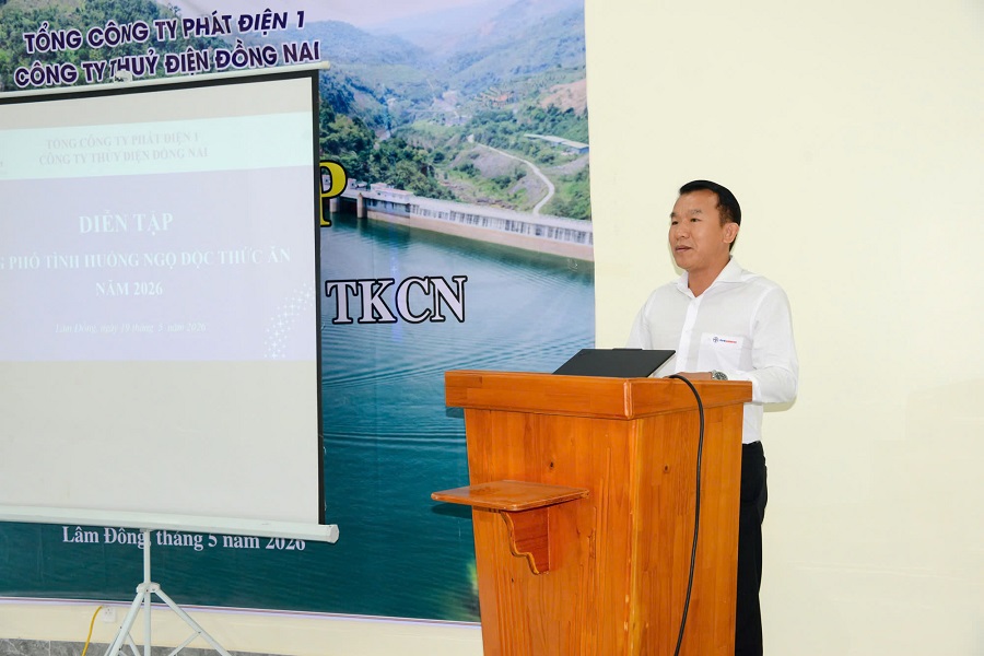 Ông Nguyễn Quang Đàm - Phó Giám đốc, Phó Trưởng Ban Chỉ huy Phòng thủ dân sự Công ty phát biểu chỉ đạo buổi diễn tập ngộ độc thực phẩm Ông Nguyễn Quang Đàm - Phó Giám đốc, Phó Trưởng Ban Chỉ huy Phòng thủ dân sự Công ty phát biểu chỉ đạo buổi diễn tập ngộ độc thực phẩm