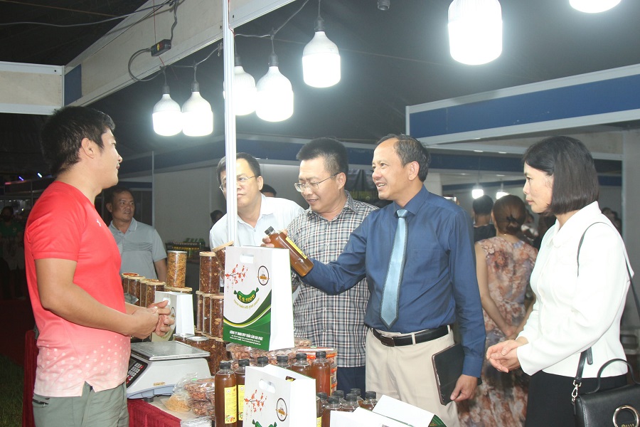 &Ocirc;ng Trương Văn T&ugrave;ng, Chủ tịch Hội N&ocirc;ng d&acirc;n tỉnh trao đổi t&igrave;nh h&igrave;nh sản xuất, kinh doanh với c&aacute;c chủ thể OCOP.