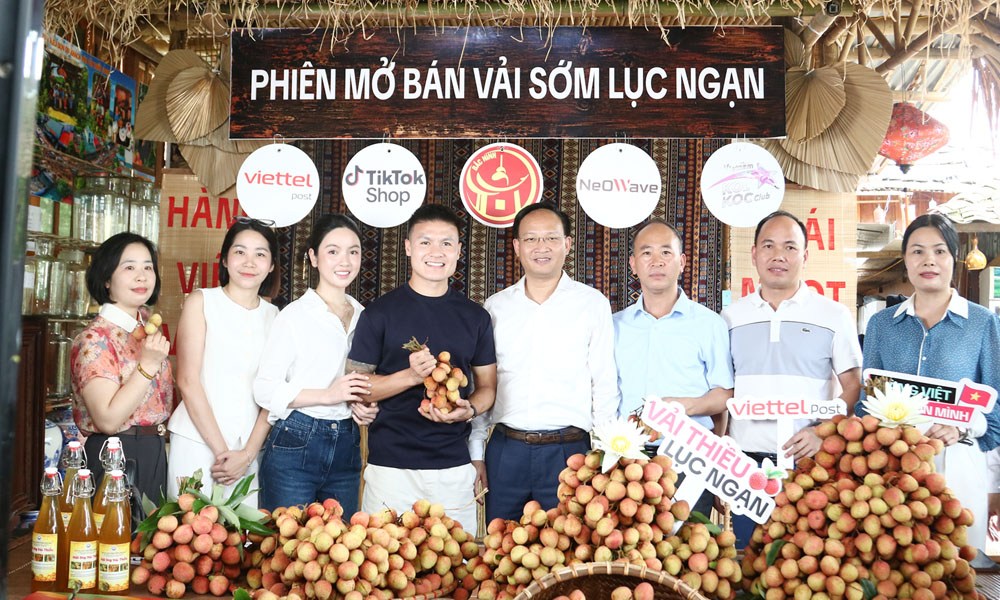 Đồng chí Phạm Văn Thịnh và các đại biểu chụp ảnh cùng vợ chồng cầu thủ Quang Hải nhân phiên livestream. Đồng chí Phạm Văn Thịnh và các đại biểu chụp ảnh cùng vợ chồng cầu thủ Quang Hải nhân phiên livestream.