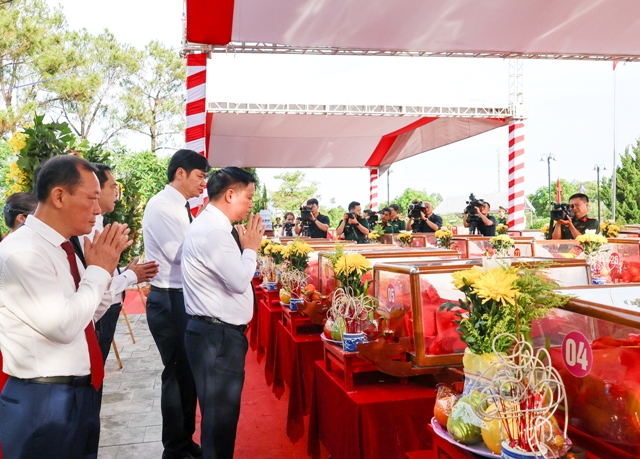 Các đồng chí lãnh đạo tỉnh, đại biểu và người dân thực hiện nghi thức rải hoa, lấp cát, an táng các hài cốt liệt sĩ và thắp hương tại các phần mộ. Các đồng chí lãnh đạo tỉnh, đại biểu và người dân thực hiện nghi thức rải hoa, lấp cát, an táng các hài cốt liệt sĩ và thắp hương tại các phần mộ.
