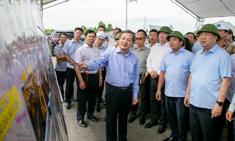 Ph&oacute; Thủ tướng Thường trực Ch&iacute;nh phủ Phạm Gia T&uacute;c c&ugrave;ng đo&agrave;n c&ocirc;ng t&aacute;c nắm bắt tiến độ thực hiện dự &aacute;n đầu tư x&acirc;y dựng đường V&agrave;nh đai 4 - V&ugrave;ng Thủ đ&ocirc; H&agrave; Nội (đoạn qua địa phận tỉnh Bắc Ninh).