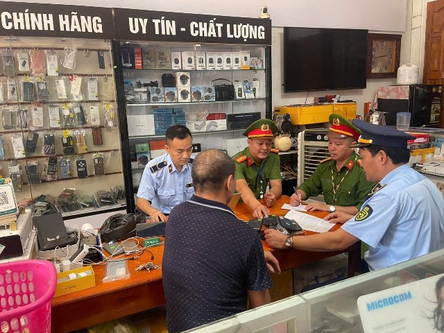 Nghệ An: Xử phạt hộ kinh doanh bán ốp lưng điện thoại giả mạo nhãn hiệu