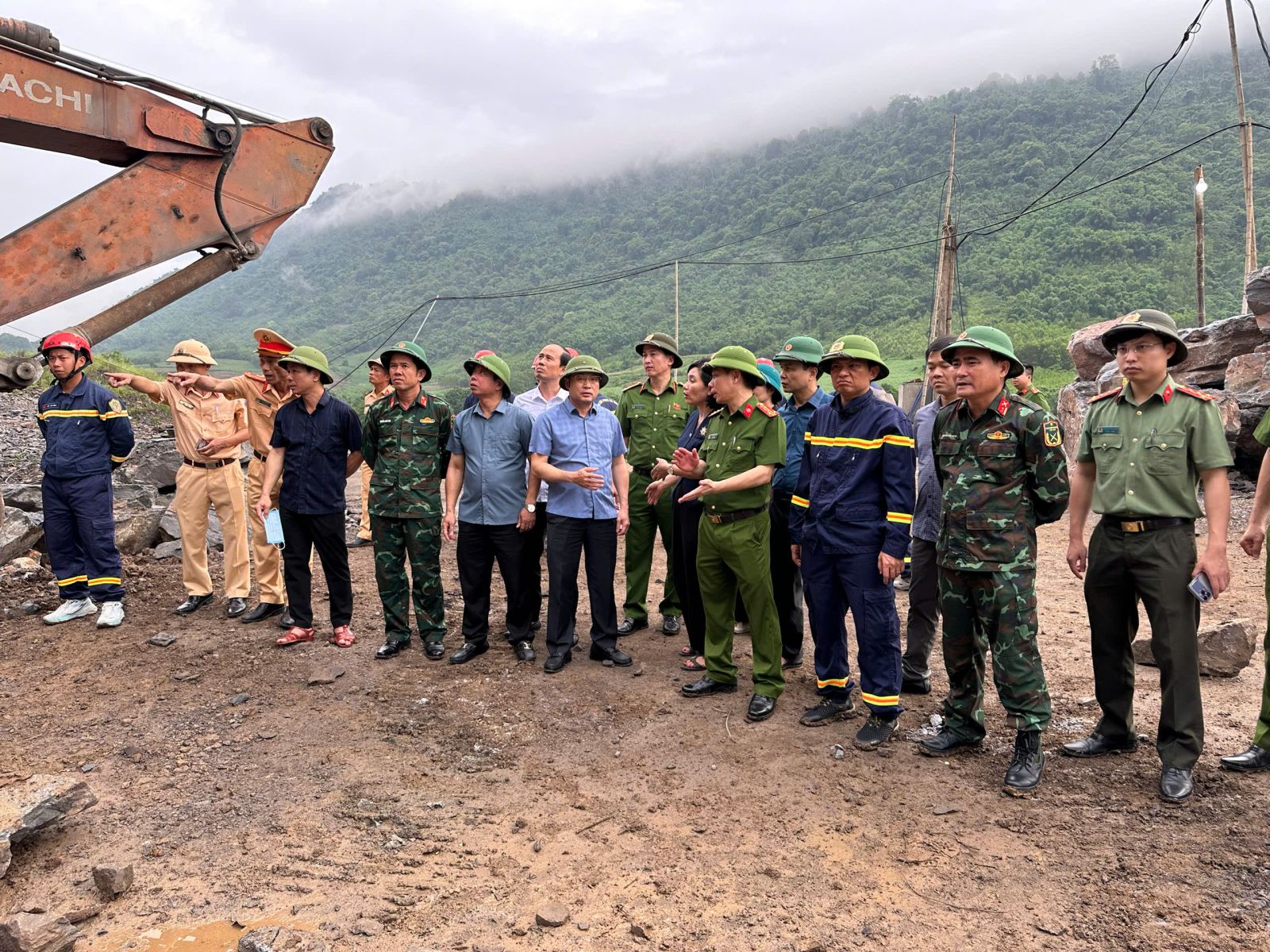 đồng chí Cao Văn Cường, Phó Chủ tịch UBND tỉnh; Đại tá Trịnh Văn Giang, Phó Giám đốc Công an tỉnh cùng đại diện Bộ Chỉ huy Quân sự tỉnh, Sở Nông nghiệp và môi trường, Viện kiểm sát nhân dân tỉnh; cấp uỷ, chính quyền địa phương đã trực tiếp có mặt tại hiện trường để chỉ đạo công tác cứu nạn, cứu hộ đồng chí Cao Văn Cường, Phó Chủ tịch UBND tỉnh; Đại tá Trịnh Văn Giang, Phó Giám đốc Công an tỉnh cùng đại diện Bộ Chỉ huy Quân sự tỉnh, Sở Nông nghiệp và môi trường, Viện kiểm sát nhân dân tỉnh; cấp uỷ, chính quyền địa phương đã trực tiếp có mặt tại hiện trường để chỉ đạo công tác cứu nạn, cứu hộ