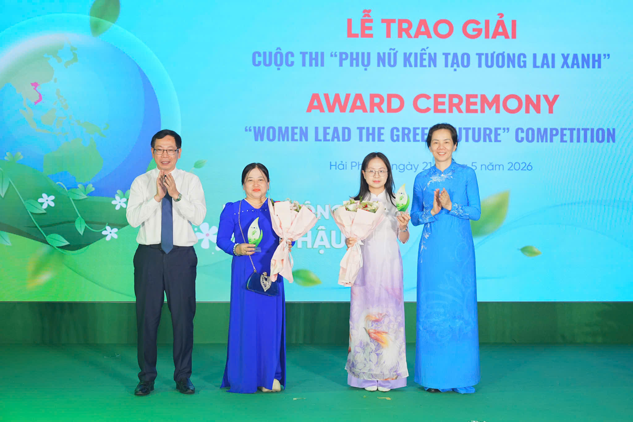 Phó Chủ tịch UBND thành phố Vũ Tiến Phụng và đại diện Ban Tổ chức trao giải các cá nhân đoạt giải nhì cuộc thi “Phụ nữ kiến tạo tương lai xanh” . Phó Chủ tịch UBND thành phố Vũ Tiến Phụng và đại diện Ban Tổ chức trao giải các cá nhân đoạt giải nhì cuộc thi “Phụ nữ kiến tạo tương lai xanh” .