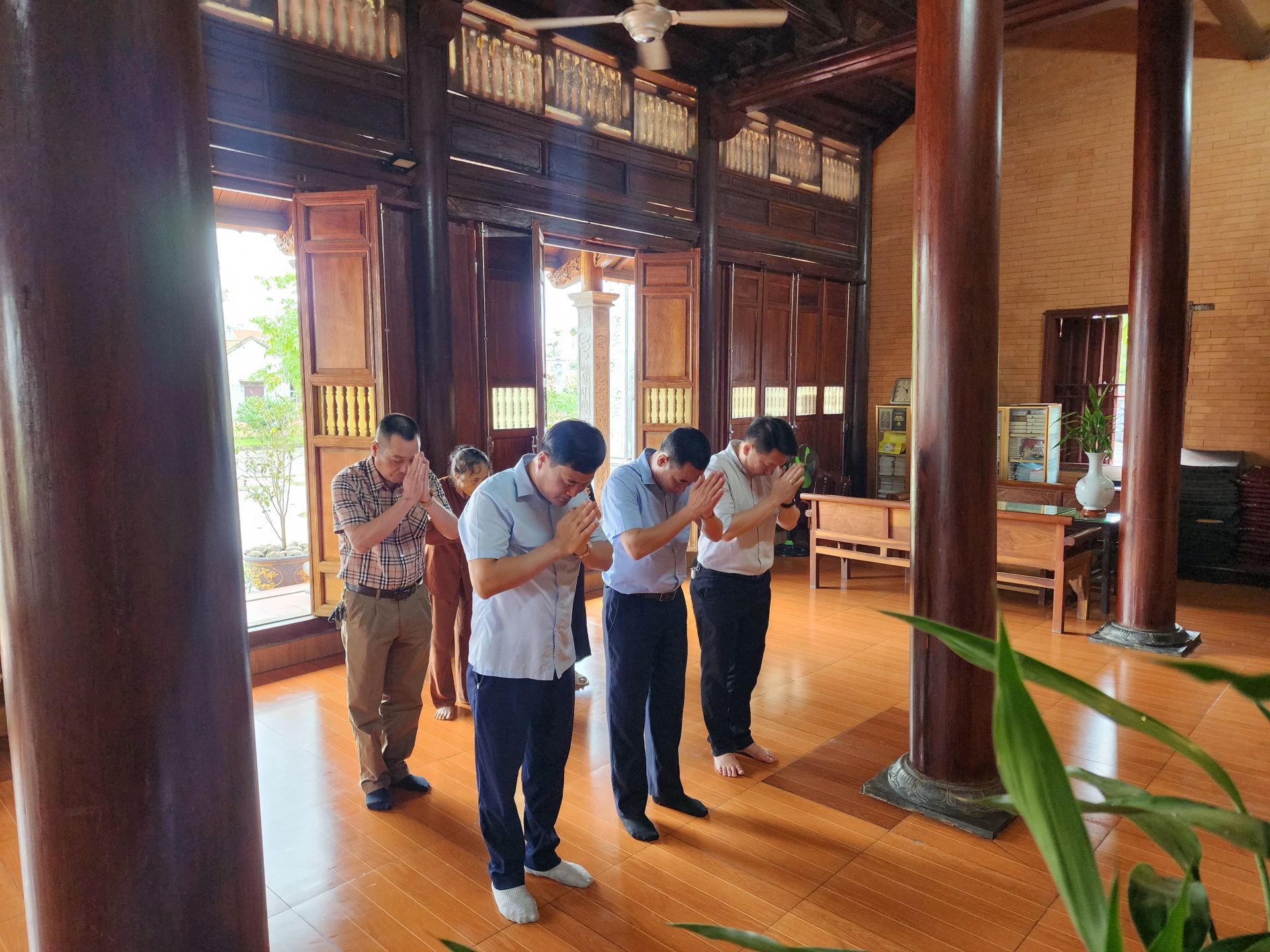 Thăm, tặng quà và chúc mừng các cơ sở Phật giáo trên địa bàn phường Dương Kinh