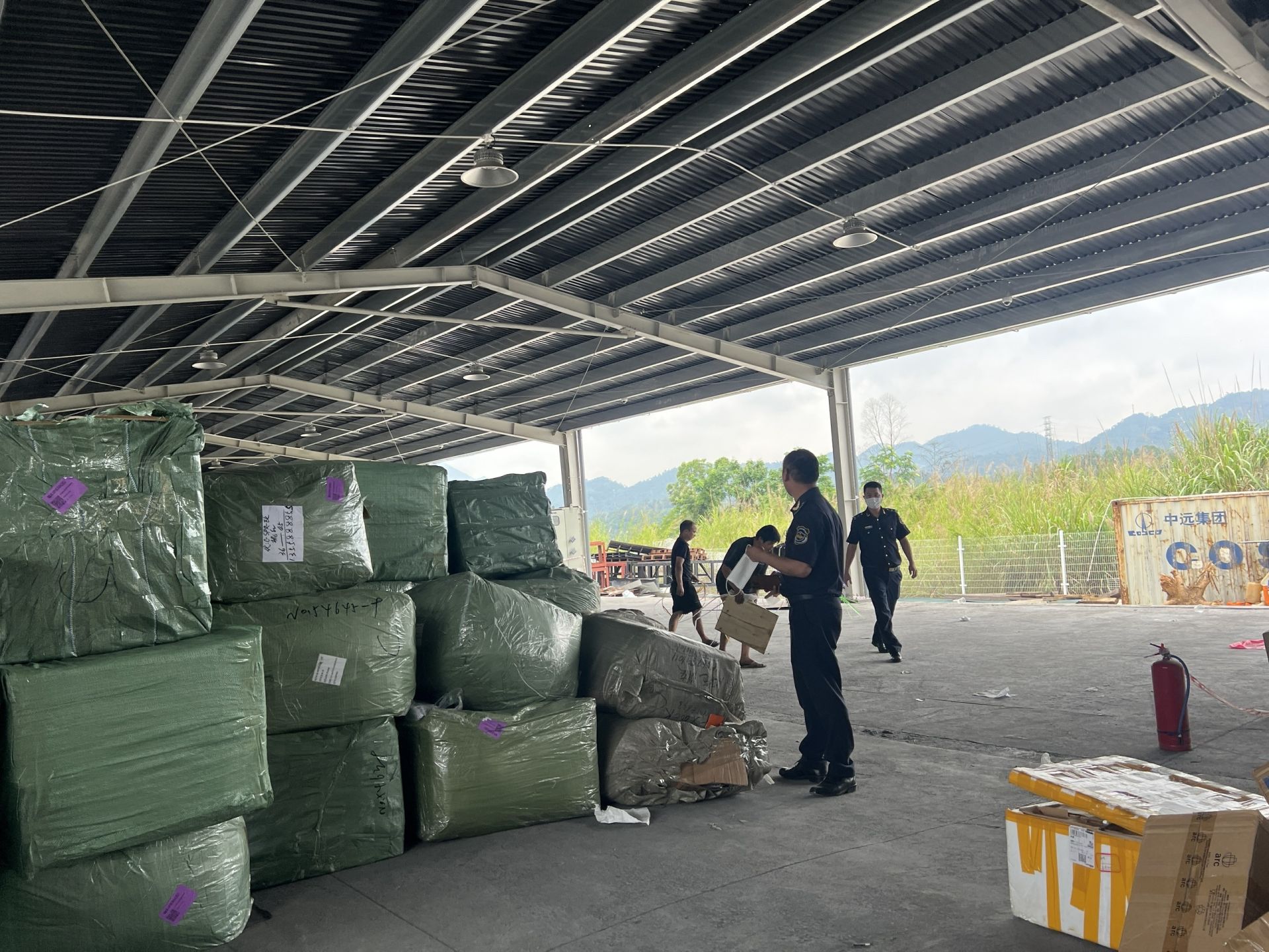 Hải quan bắt giữ, xử lý 4 lô hàng quá cảnh có dấu hiệu xâm phạm quyền sở hữu trí tuệ