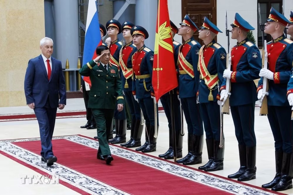 Đại tướng Phan Văn Giang v&agrave; Bộ trưởng Quốc ph&ograve;ng Nga Andrey Belousov duyệt đội danh dự - Ảnh: TTXVN