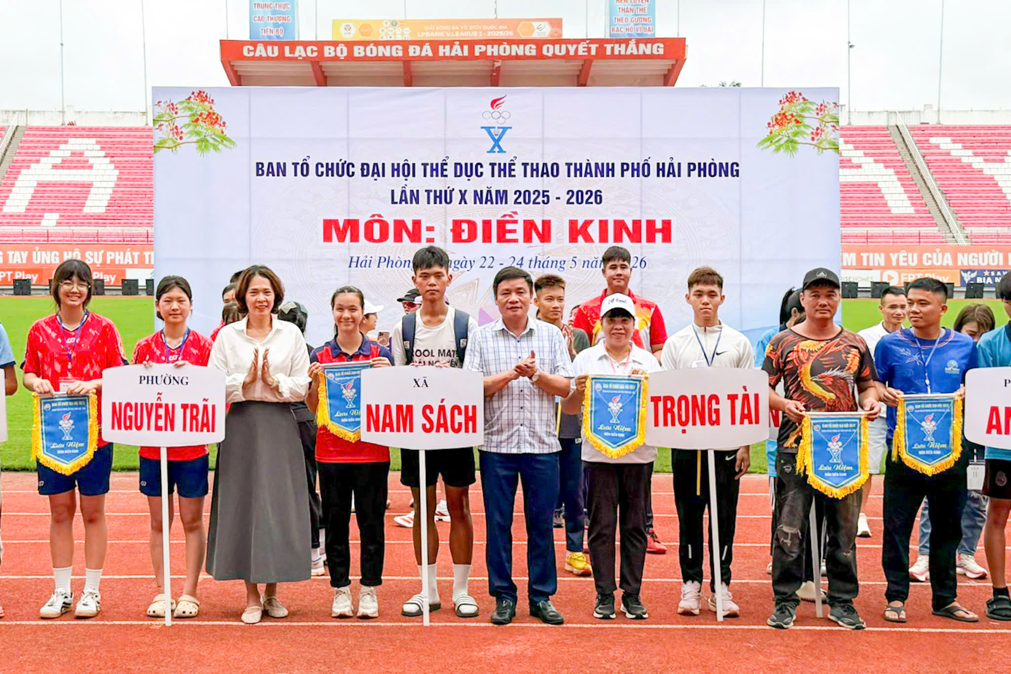 Các đồng chí lãnh đạo trao cờ lưu niệm cho các đội tham gia thi đấu. Các đồng chí lãnh đạo trao cờ lưu niệm cho các đội tham gia thi đấu.