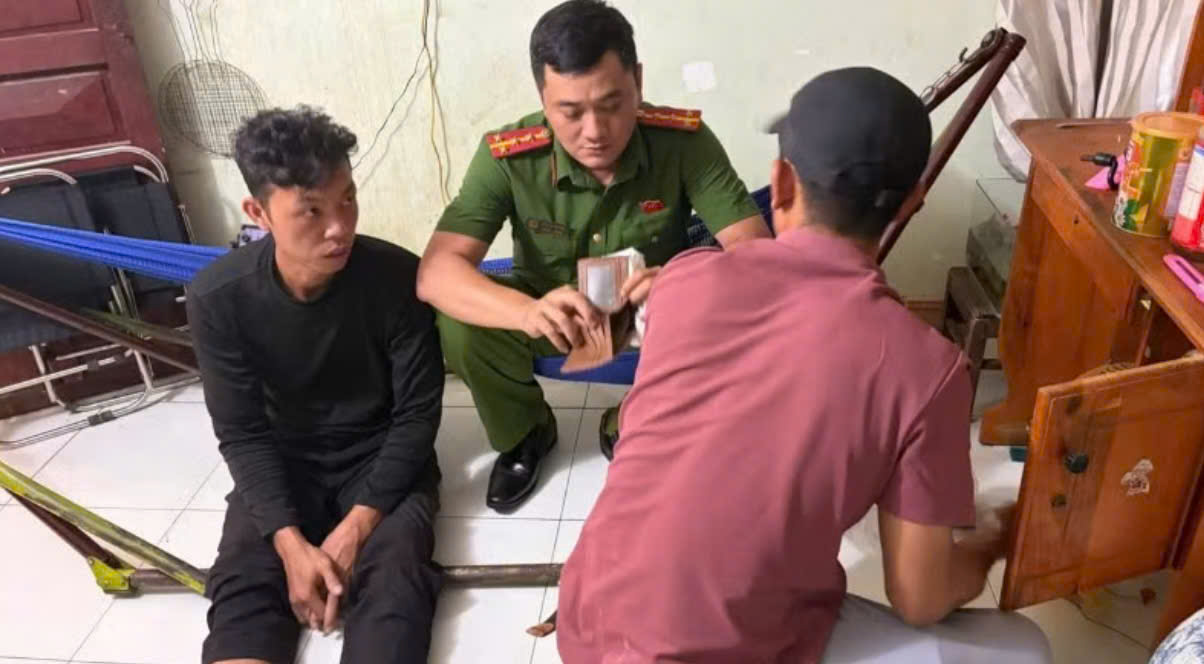 Lực lượng chức năng bắt giữ đối tượng Nguyễn Sứ trong qu&aacute; tr&igrave;nh mở rộng điều tra vụ &aacute;n ma t&uacute;y.