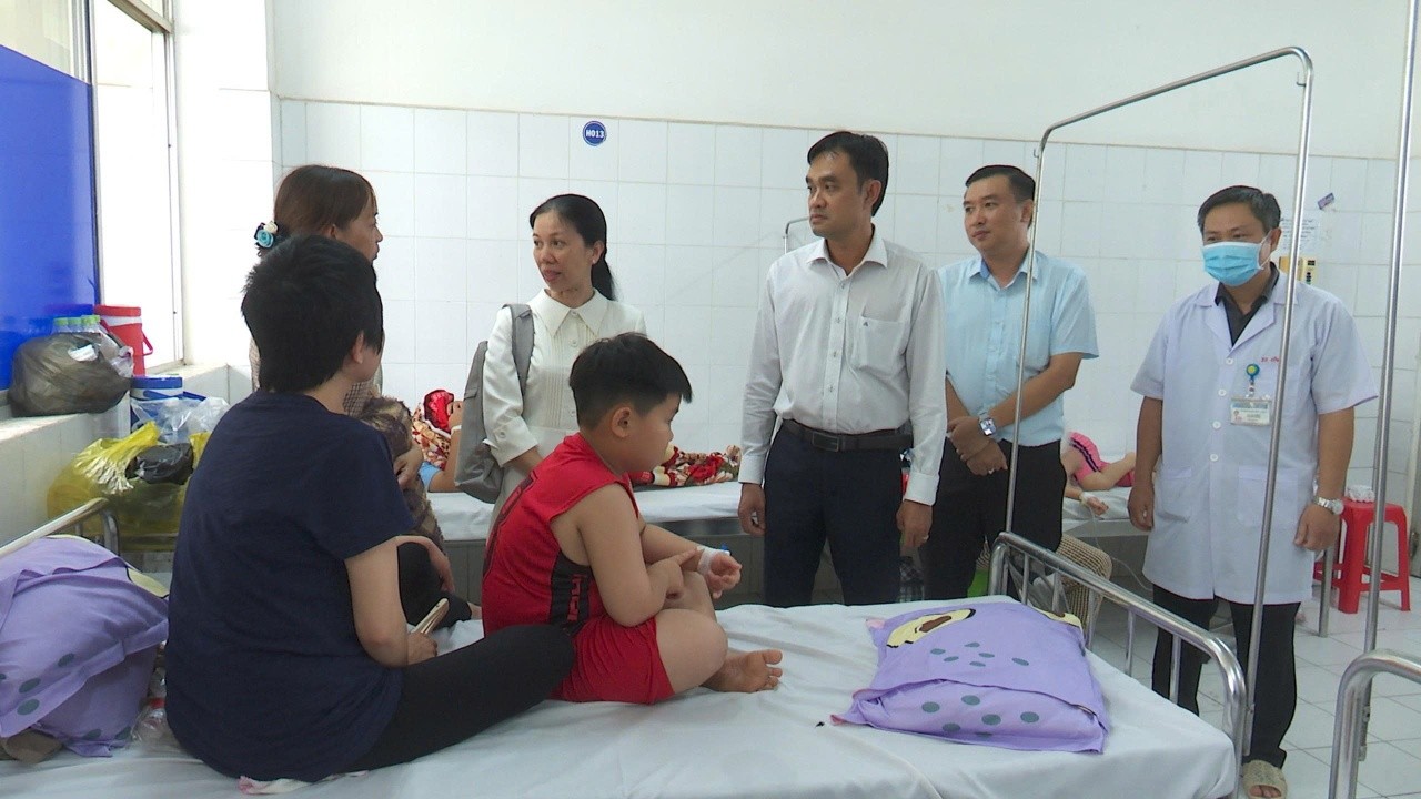 Cơ quan y tế địa phương đ&atilde; ghi nhận 62 trường hợp xuất hiện c&aacute;c triệu chứng bất thường như sốt, buồn n&ocirc;n, ti&ecirc;u chảy... nghi do ngộ độc thực phẩm sau khi ăn uống tại Trường Tiểu học Kim Đồng. Ảnh: Ph&aacute;t thanh Sa Đ&eacute;c