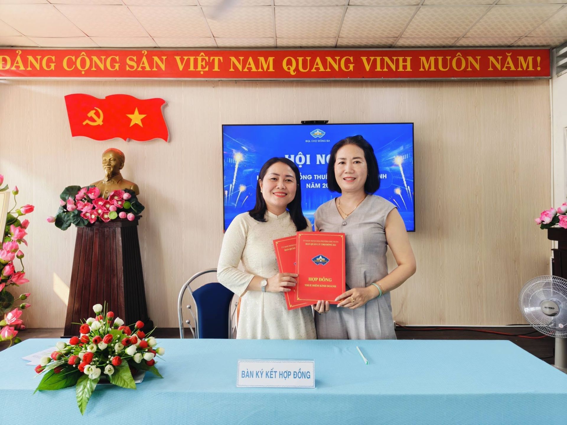 K&yacute; hợp đồng kinh doanh tại Chợ Đ&ocirc;ng Ba