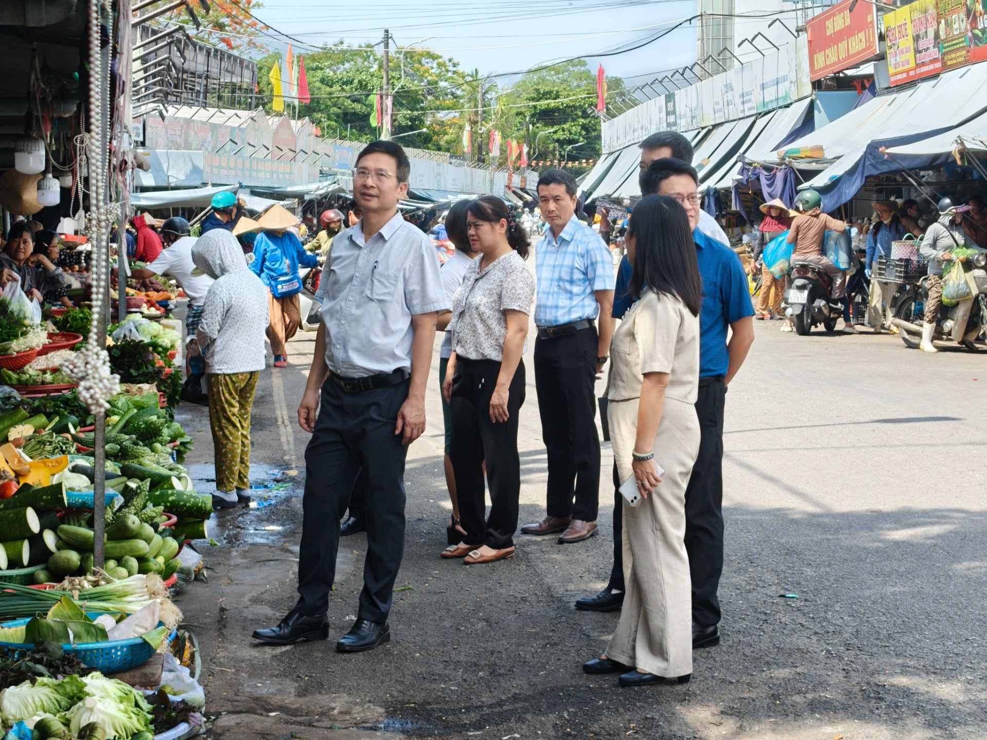 Thường xuy&ecirc;n tổ chức kiểm tra hoạt động kinh doanh mua b&aacute;n tại chợ Đ&ocirc;ng ba