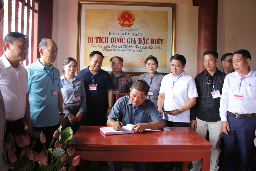 Đại diện Đo&agrave;n c&ocirc;ng t&aacute;c ghi cảm tưởng nh&acirc;n chuyến thăm C&ocirc; T&ocirc;