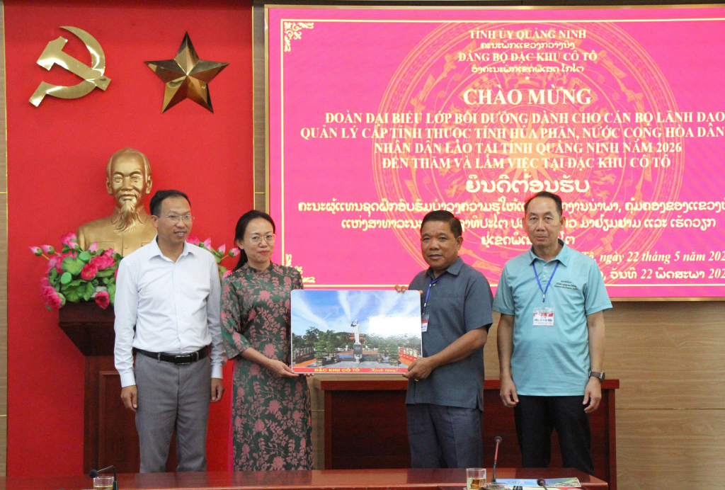 L&atilde;nh đạo đặc khu C&ocirc; T&ocirc; tặng qu&agrave; lưu niệm cho đo&agrave;n c&ocirc;ng t&aacute;c