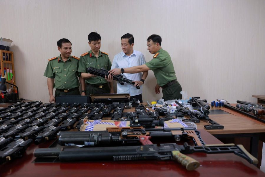 Thượng t&aacute; Nguyễn Quốc H&ugrave;ng, Ph&oacute; Gi&aacute;m đốc C&ocirc;ng an tỉnh H&agrave; Tĩnh (&aacute;o trắng) trực tiếp chỉ đạo điều tra, kiểm tra tang vật thu giữ từ vụ &aacute;n