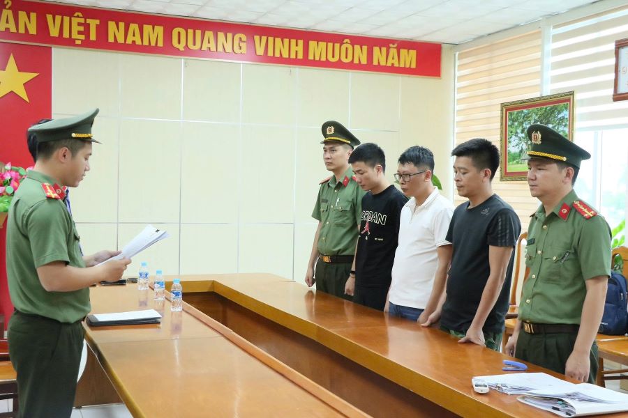 Cơ quan điều tra tống đạt quyết định khởi tố (từ tr&aacute;i qua phải đối với Trần Minh Minh Đức, Đỗ Cao Th&agrave;nh v&agrave; Trần Minh Sỹ