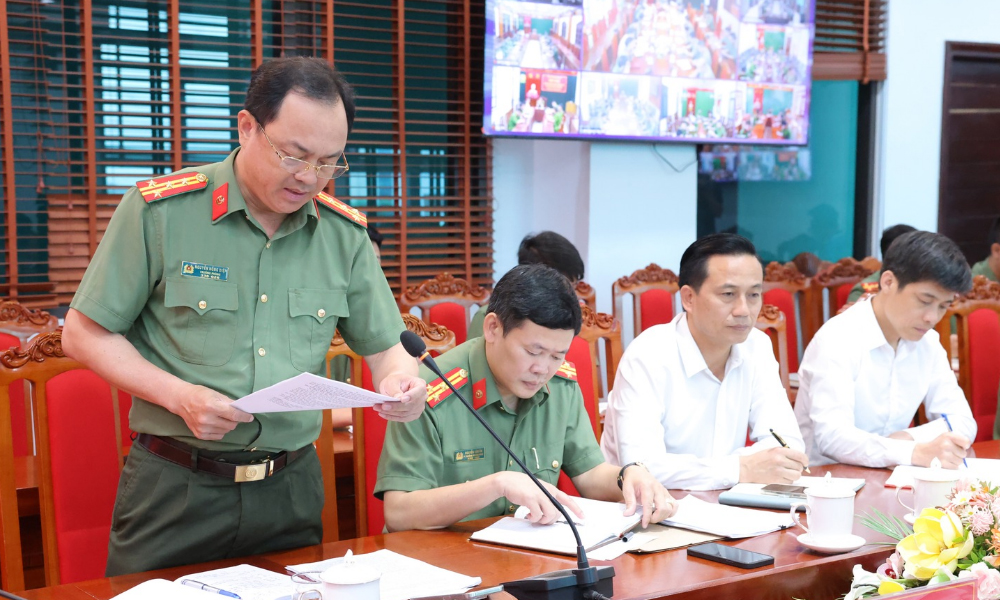 Đại tá Nguyễn Hồng Điệp, Trưởng phòng An ninh chính trị nội bộ phát biểu tại hội nghị. Đại tá Nguyễn Hồng Điệp, Trưởng phòng An ninh chính trị nội bộ phát biểu tại hội nghị.