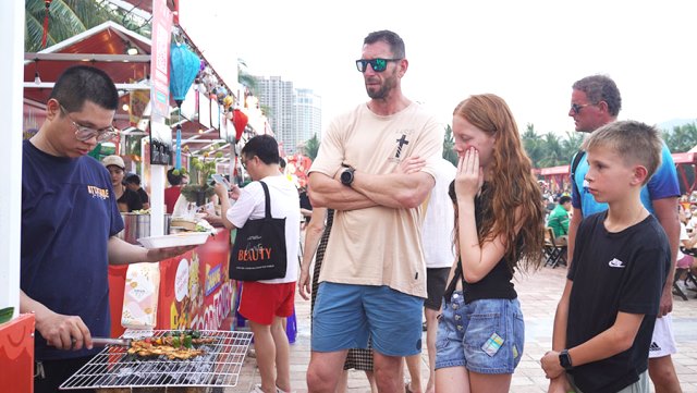Khách thập phương thưởng thức ẩm thực tại các gian hàng Da Nang Food Tour 2026. Khách thập phương thưởng thức ẩm thực tại các gian hàng Da Nang Food Tour 2026.
