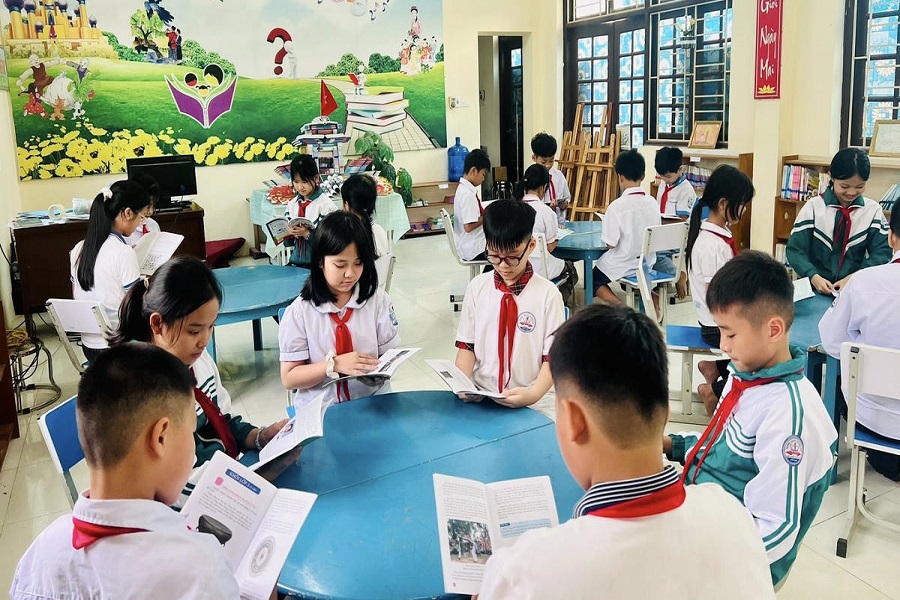 Học sinh đọc s&aacute;ch trong thư viện nh&agrave; trường