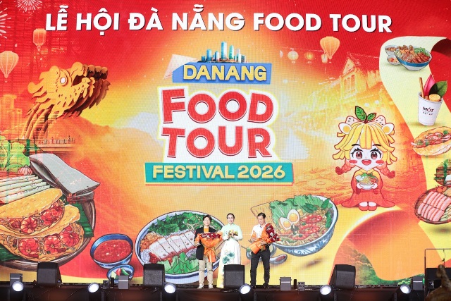 Phó Chủ tịch UBND TP. Đà Nẵng Nguyễn Thị Anh Thi trao hoa và kỷ niệm chương cho 2 nhà tài trợ kim cương. Phó Chủ tịch UBND TP. Đà Nẵng Nguyễn Thị Anh Thi trao hoa và kỷ niệm chương cho 2 nhà tài trợ kim cương.