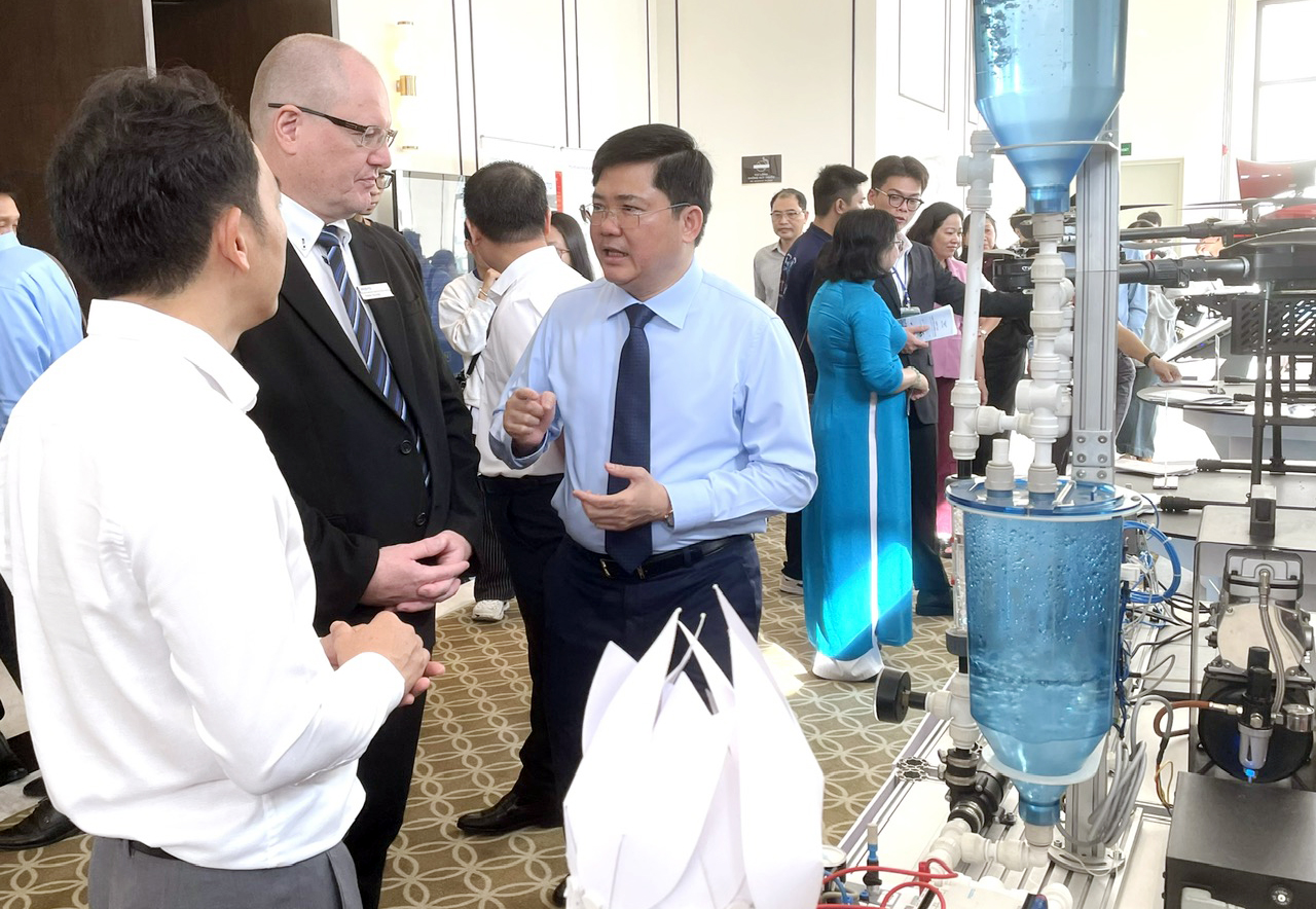 Tham quan c&aacute;c sản phẩm c&ocirc;ng nghệ, chuyển đổi mới, khởi nghiệp s&aacute;ng tạo...