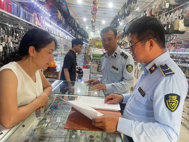 Lực lượng chức năng kiểm tra hoạt đông tại các hộ kinh doanh. Lực lượng chức năng kiểm tra hoạt đông tại các hộ kinh doanh.