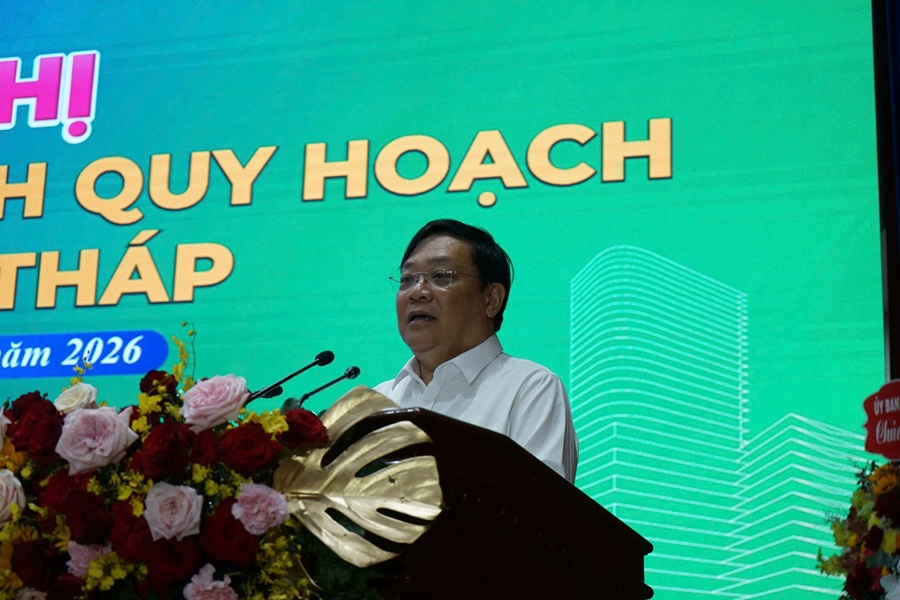 Ông Phạm Thành Ngại, Chủ tịch UBND tỉnh Đồng Tháp, phát biểu tại buổi lễ Ông Phạm Thành Ngại, Chủ tịch UBND tỉnh Đồng Tháp, phát biểu tại buổi lễ