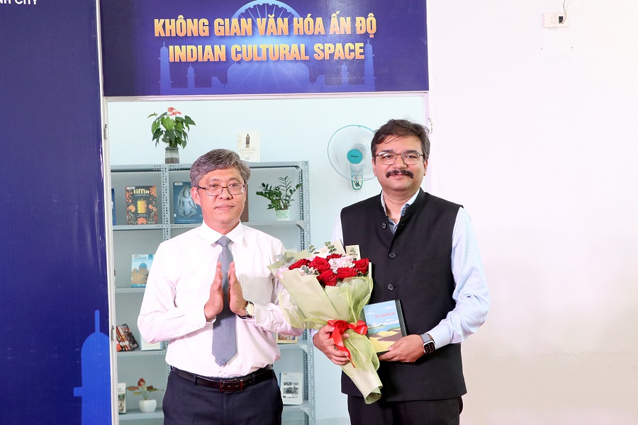 Ph&oacute; Chủ tịch UBND tỉnh Nguyễn Minh tặng hoa v&agrave; v&agrave; qu&agrave; lưu niệm cho &ocirc;ng Vipra Pandey, Tổng L&atilde;nh sự Ấn Độ tại Th&agrave;nh Phố Hồ Ch&iacute; Minh