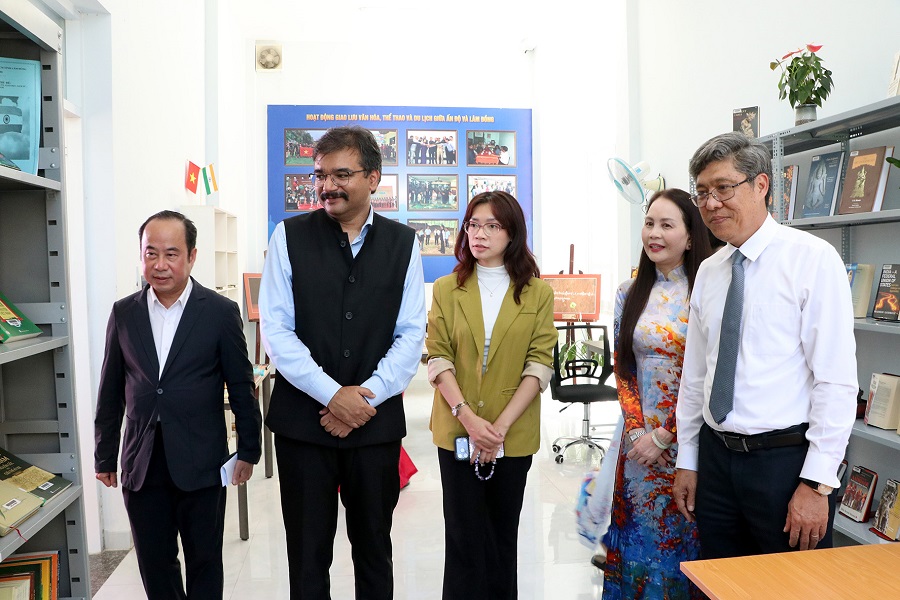 Ph&oacute; Chủ tịch UBND tỉnh Nguyễn Minh tham quan Kh&ocirc;ng gian văn h&oacute;a Ấn Độ được trưng b&agrave;y tại Thư viện tỉnh