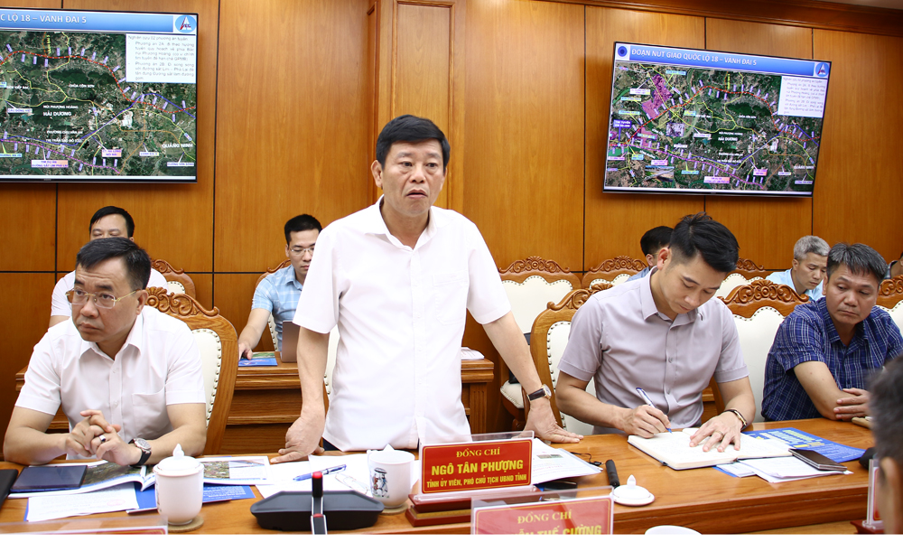 Đồng chí Ngô Tân Phượng, Phó Chủ tịch UBND tỉnh phát biểu tại buổi làm việc với Tổng công ty Đầu tư phát triển đường cao tốc Việt Nam. Đồng chí Ngô Tân Phượng, Phó Chủ tịch UBND tỉnh phát biểu tại buổi làm việc với Tổng công ty Đầu tư phát triển đường cao tốc Việt Nam.
