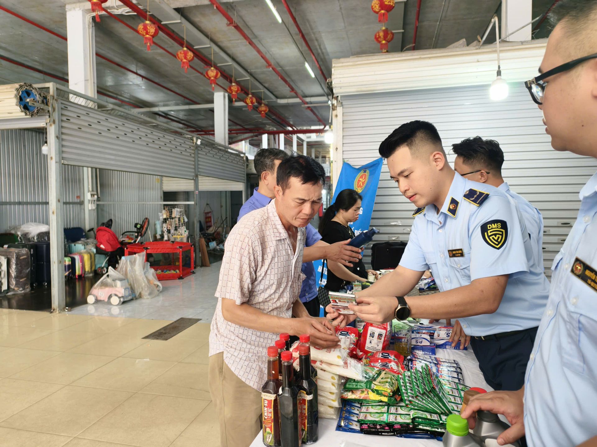 Lực lượng QLTT L&agrave;o Cai tuyen truyền phổ biến ph&aacute;p luật v&agrave; c&aacute;ch ph&acirc;n biệt h&agrave;ng thật h&agrave;ng giả cho người d&acirc;n