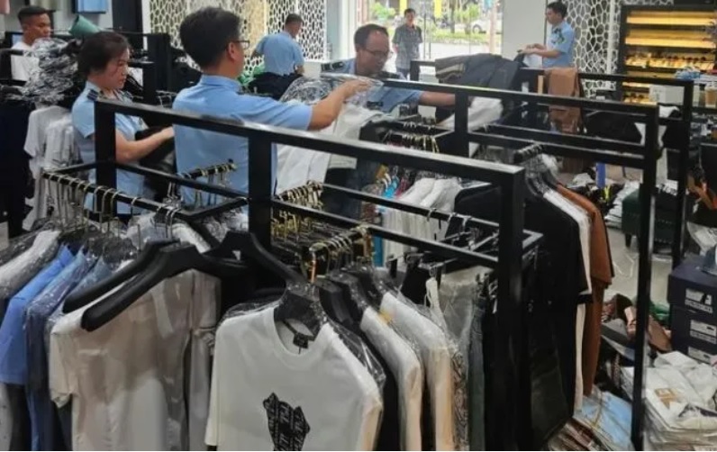 Tạm giữ lô hàng thời trang nghi giả nhãn hiệu trị giá hơn 1,7 tỷ đồng
