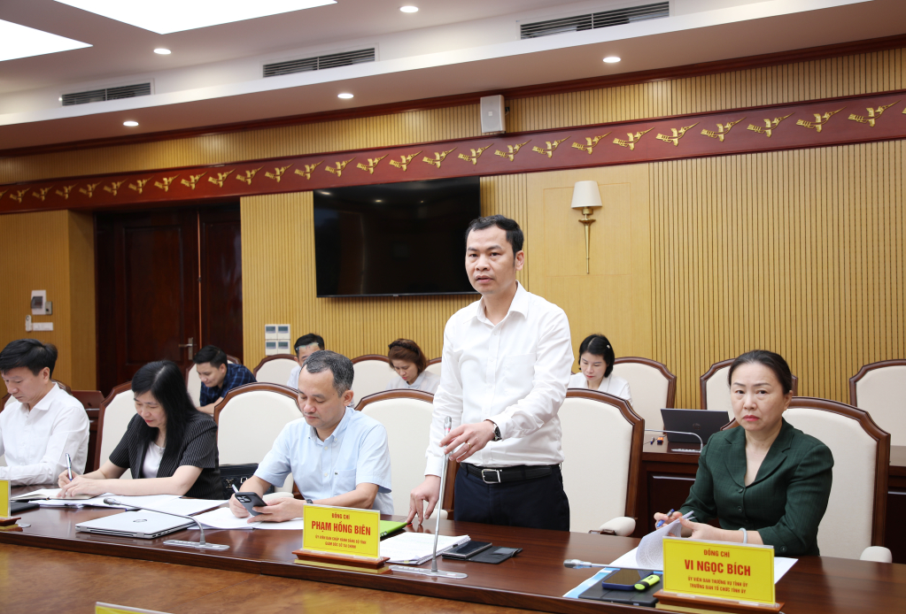 &Ocirc;ng Phạm Hồng Bi&ecirc;n, Gi&aacute;m đốc Sở T&agrave;i ch&iacute;nh Quảng Ninh, b&aacute;o c&aacute;o tại buổi l&agrave;m việc