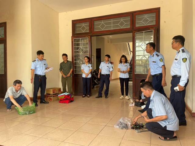 Quản lý thị trường Quảng Trị giám sát tiêu hủy hơn 150 sản phẩm giả mạo nhãn hiệu