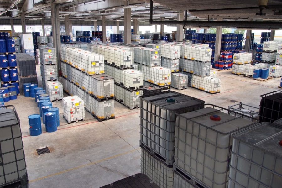 Tổ chức cung cấp dịch vụ kho b&atilde;i h&oacute;a chất phải được cấp Giấy chứng nhận đủ điều kiện hoạt động dịch vụ tồn trữ h&oacute;a chất; kho chứa phải đ&aacute;p ứng y&ecirc;u cầu kỹ thuật, an to&agrave;n v&agrave; ph&ograve;ng ch&aacute;y chữa ch&aacute;y ph&ugrave; hợp với từng loại h&oacute;a chất tồn trữ. Ảnh: