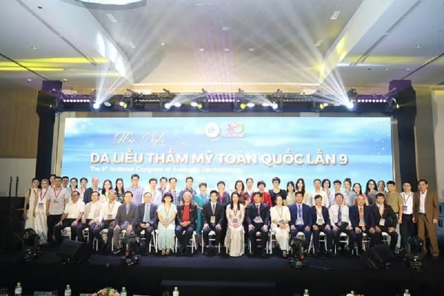 C&aacute;c chuy&ecirc;n gia cập nhật kiến thức chuy&ecirc;n s&acirc;u v&agrave; tăng cường kết nối hợp t&aacute;c chuy&ecirc;n m&ocirc;n trong lĩnh vực da liễu thẩm mỹ.