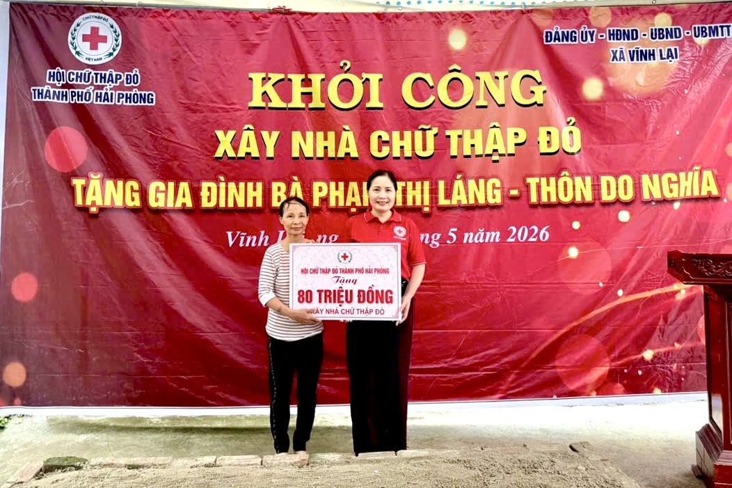 L&atilde;nh đạo Hội Chữ thập đỏ th&agrave;nh phố trao hỗ trợ x&acirc;y nh&agrave; cho gia đ&igrave;nh b&agrave; Phạm Thị L&aacute;ng ở th&ocirc;n Do Nghĩa, X&atilde; Vĩnh Lại.